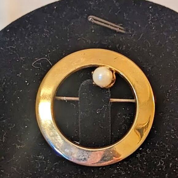 Vintage Faux Pearl Open Circle Gold Tone Brooch - Picture 1 of 4